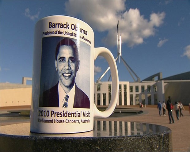 Canecas tinham um 'r' a mais impresso no 1º nome de Obama. (Foto: Network 10/AP)