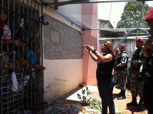 Tânia Pereira, diretora do Núcleo,, tentando negociar com os presos (Foto: Caroline Holder/ G1)