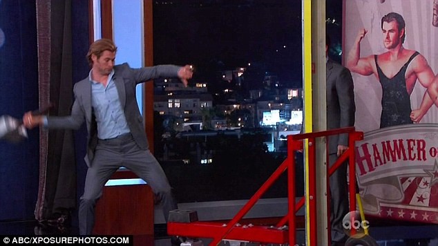 Chris Hemsworth se diverte ao jogar Rei do Martelo (Foto: Reprodução) Chris Hemsworth se diverte ao jogar Rei do Martelo (Foto: Reprodução)