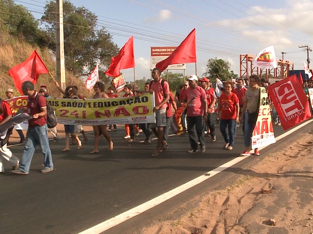 Menifestantes chegaram a bloquear avenida de grande movimentação na capital (Foto: Reprodução/TV Mirante)