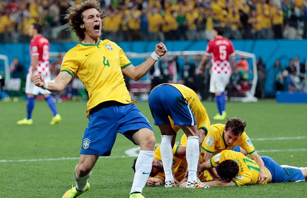 Jogadores comemoram após gol de Oscar (Foto: AP Photo/Ivan Sekretarev)
