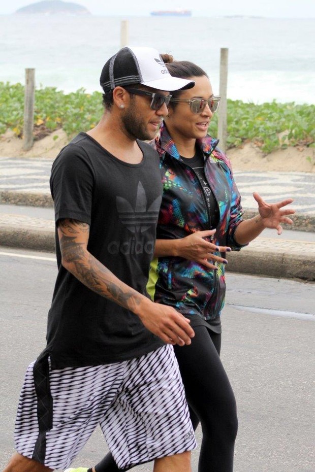 Thaissa Carvalho e Daniel Alves caminham na orla de Ipanema, RJ (Foto: JC Pereira/AgNews)