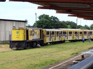 Carro bate em trem em Cabedelo, na Paraíba (Foto: Walter Paparazzo/G1)