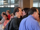 Tony Belloto e Malu Mader beijam muito em aeroporto