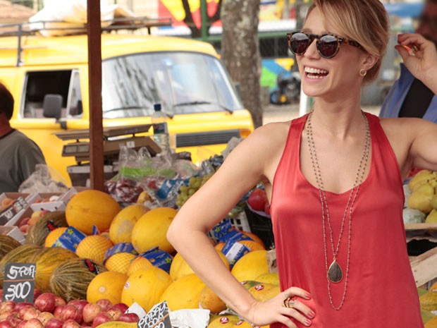 Mariana Ximenes faz graça durante os bastidores da gravação (Foto: Guerra dos Sexos / TV Globo)