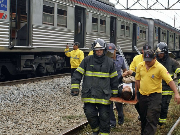 Bombeiros retiram feridos do local do acidente com trem da CPTM (Foto: Célio Campos/Futura Press/Estadão Conteúdo)