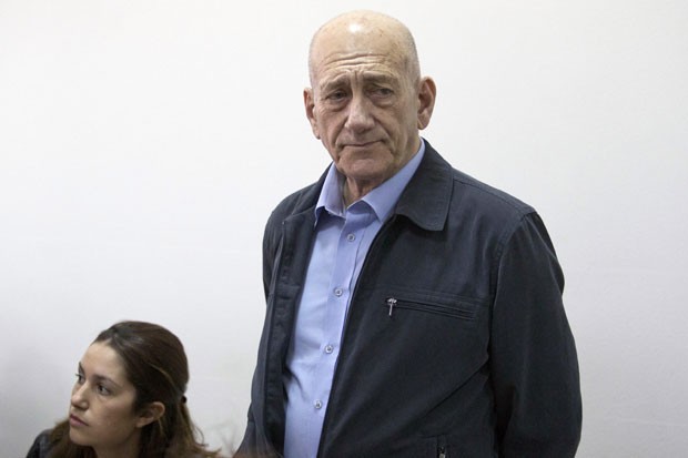 O ex-primeiro-ministro israelense Ehud Olmert durante audiência nesta segunda-feira (30) em Jerusalém (Foto: Abir Sultan/AP)