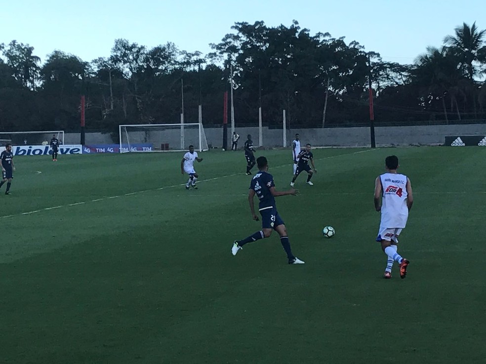 Jogo-treino do Flamengo nesta segunda-feira (Foto: Alexandre Ribeiro)
