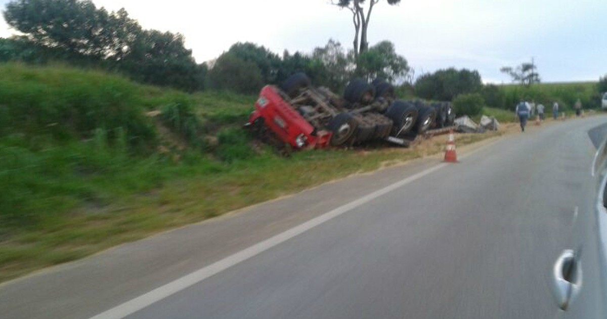 G1 Motorista perde o controle da direção e carreta tomba em rodovia