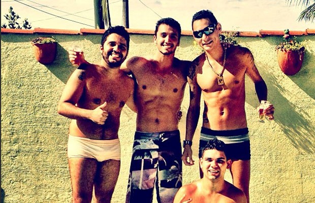 Entre amigos, Pedro Cassiano (ao centro) curte tarde na piscina e exibe corpão (Foto: Reprodução/Instagram)