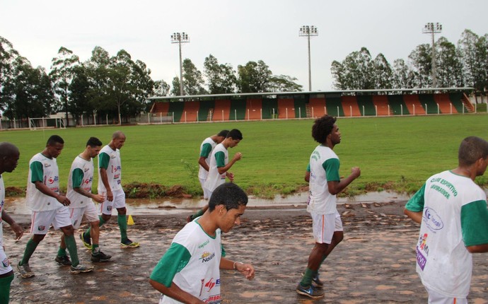 Jogadores do Naviraiense treinaram com chuva no Virotão (Foto: Divulgação/Naviraiense)