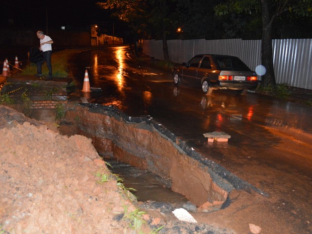 Obra na Vollet Sachs ficou desprotegida após chuva em Piracicaba (Foto: Camila Ancona/G1)