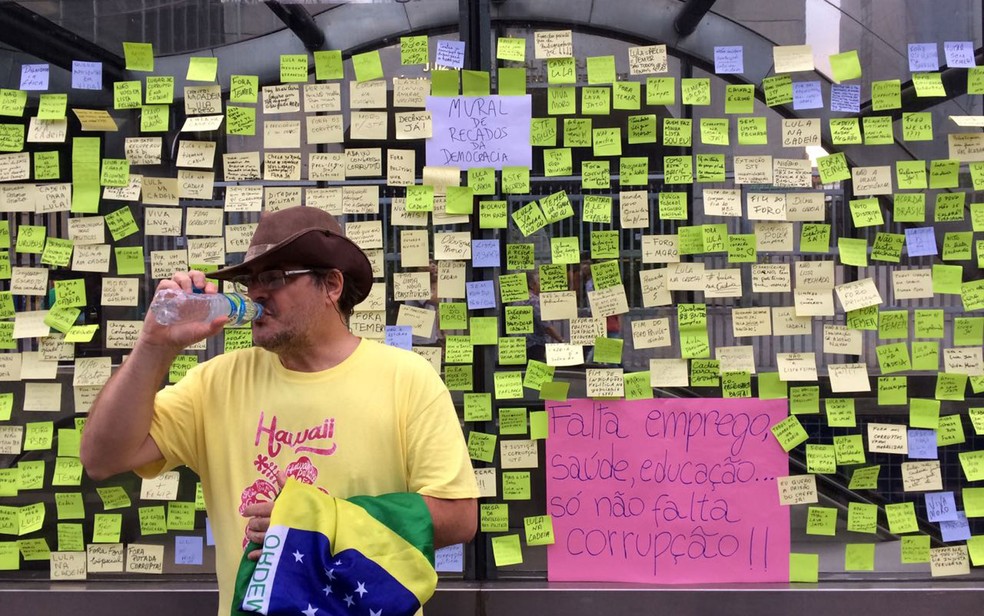 Bilhetes com mensagens de apoio à Lava Jato foram coladas no vidro da estação Trianon-Masp do Metrô (Foto: TV Globo/Reprodução)