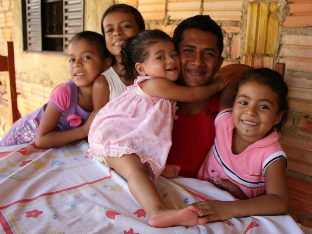 Samuel entre as três enteadas e a filha biológica de 1 ano de idade. (Foto: Taísa Arruda/G1 RO)