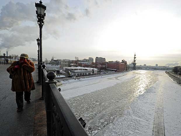 Uma mulher caminha pela ponte Patriarshy, que passa sobre rio congelado no Centro de Moscou. (Foto: Yuri Kadobnov / AFP Photo)