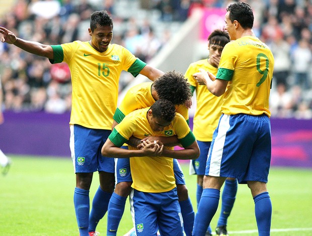 Danilo comemora gol do Brasil contra a Nova Zelândia (Foto: AP)