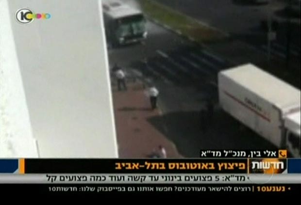 Imagem de TV local mostra o ônibus atingido nesta quarta-feira (21) na cidade israelense de Tel Aviv (Foto: Reprodução de vídeo)