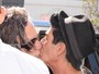 Mickey Rourke é flagrado dando beijo na boca de amigo