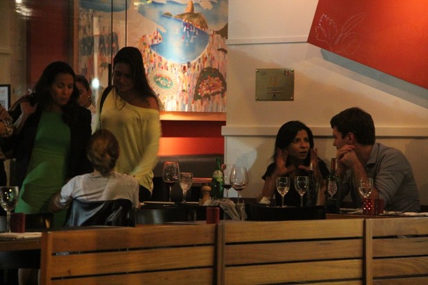 Adriana Esteves e Ana Lima jantam em restaurante do Leblon (Foto: Rodrigo dos Anjos / AgNews)