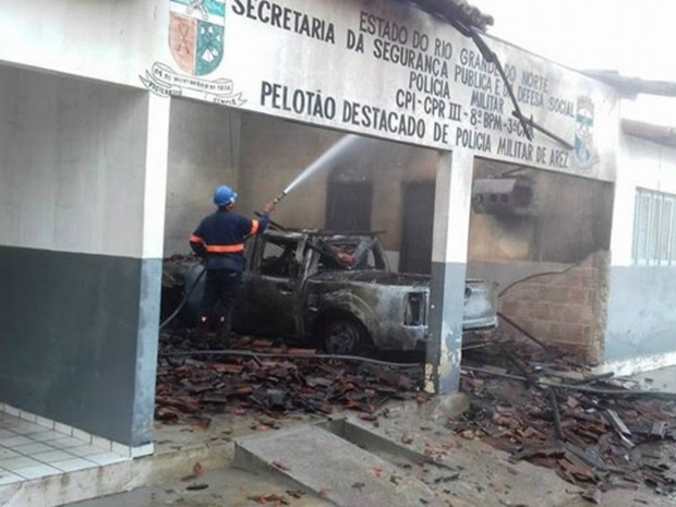 Criminosos atearam fogo na delegacia de Arez (Foto: Divulgação/PM)