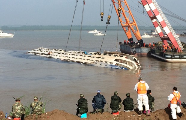 Barco é erguido no rio Yangtzé (Foto: Chinatopix/Via AP)