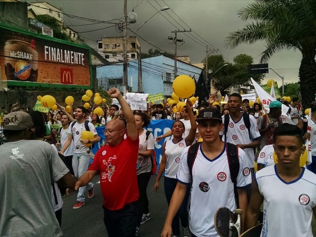 Alunos e servidores do Ifes protestam em Vitória (Foto: Juliana Borges/ G1)
