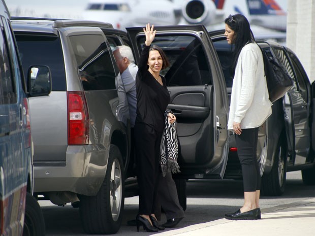 Florinda Meza, viúva de Roberto Gómez Bolaños, acena para jornalistas no aeroporto de Cancún (Foto: Israel Leal/AP)