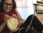 Regina Duarte posta foto fazendo crochê para a neta mais velha