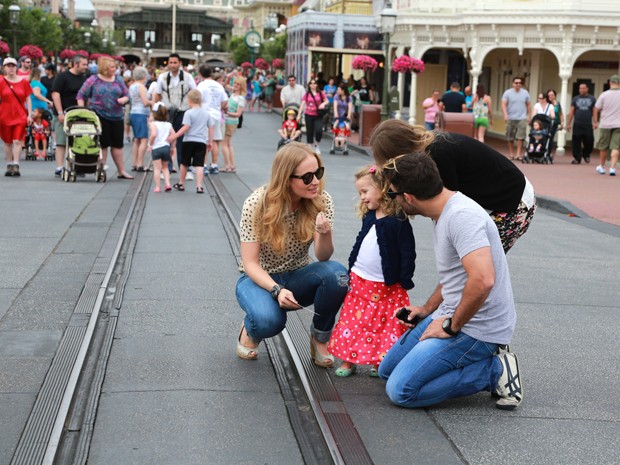 Angélica e família de Fernanda Rodrigues na Main Street, na Disney (Foto: Divulgação / Rede Globo)