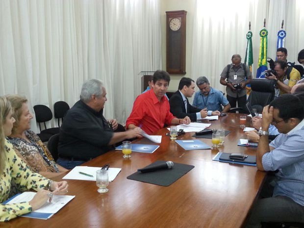 Representantes da Prefeitura e Seturn se reuniram nesta terça-feira (5) (Foto: Hugo Andrade/Inter TV Cabugi)