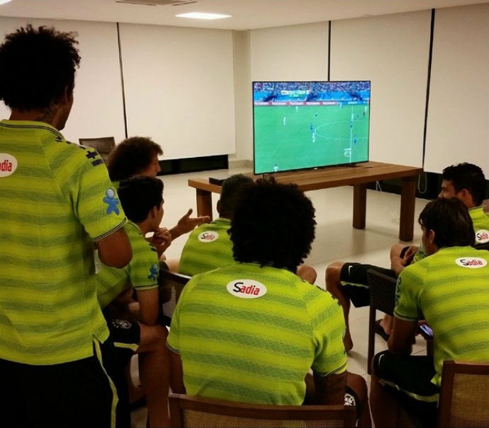 Seleção brasileira assista ao duelo entre Itália e Inglaterra (Foto: Reprodução/Instagram)