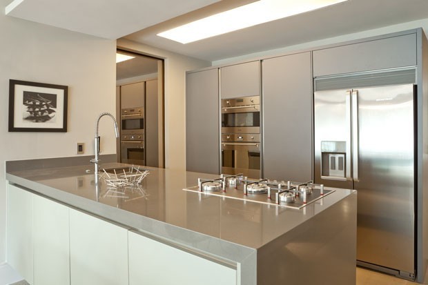 Cozinhas cinza: 13 ideias elegantes para usar na decoração casa ...