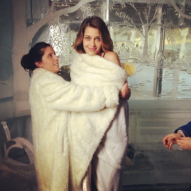 Ana Beatriz Barros fotografa em bar de gelo, em Nova York (Foto: Reprodução/Instagram) Ana Beatriz Barros fotografa em bar de gelo, em Nova York (Foto: Reprodução/Instagram)