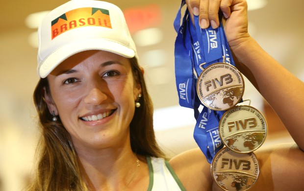 Bárbara exibe medalhas conquistadas na temporada: &#39;Já dá para sonhar com o ouro&#39; (Foto:  Silvio Ávila)