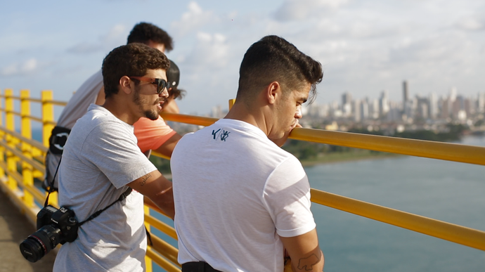 Caio Castro e amigos em ponte de Natal-RN (Foto: Sérgio Luiz / Divulgação Rota Inter TV)