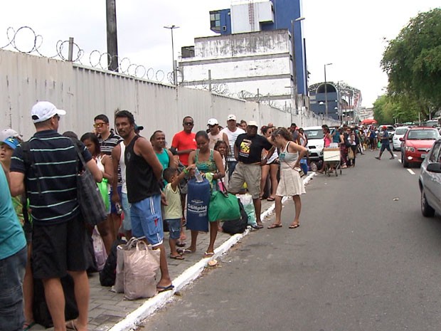 Fila do ferry em Salvador, na Bahia (Foto: Imagem/TV Bahia)