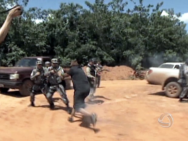 Confronto entre produtores e polícia em Maraiwatsede (Foto: Reprodução/TVCA)