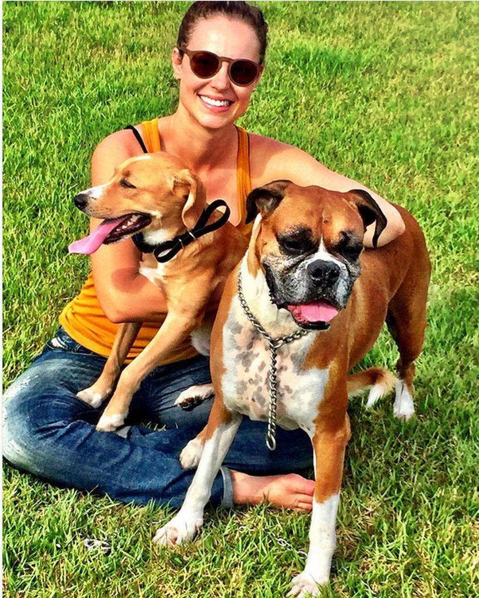 Paolla é um grude com seus cães  (Foto: Arquivo pessoal)