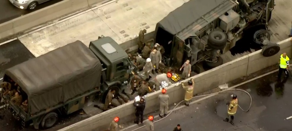 Comboio sofreu acidente na Avenida Brasil (Foto: Reprodução/ TV Globo)
