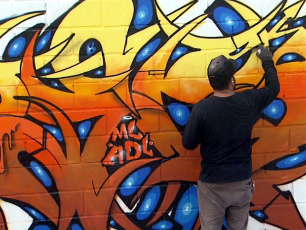 Artistas da região participaram da pintura do maior painel de grafite ao ar livre do interior paulista (Foto: Reprodução/ EPTV)