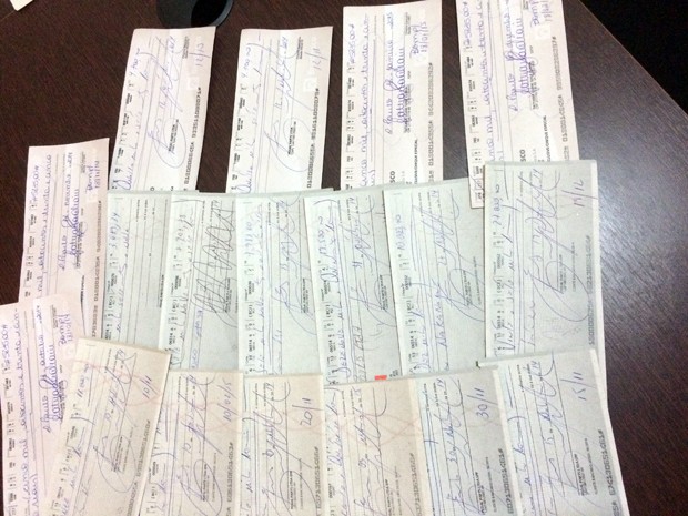 Vários cheques foram encontrados dentro do carro onde estava o empresário (Foto: Cristiane Amaral/G1)