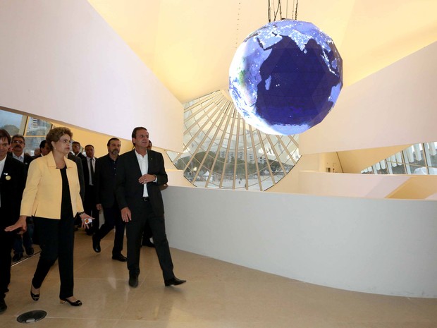 Dilma visitou o Museu do Amanhã ao lado de Paes, Pezão e outras autoridades (Foto: Beth Santos / Prefeitura do Rio)