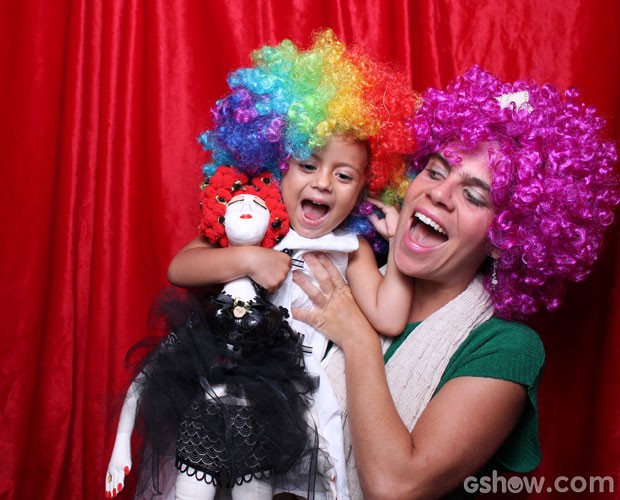  Joana e Mariana, neta e filha de Ana Maria Braga, se divertem na cabine do Domingão (Foto: TV Globo/ Domingão)