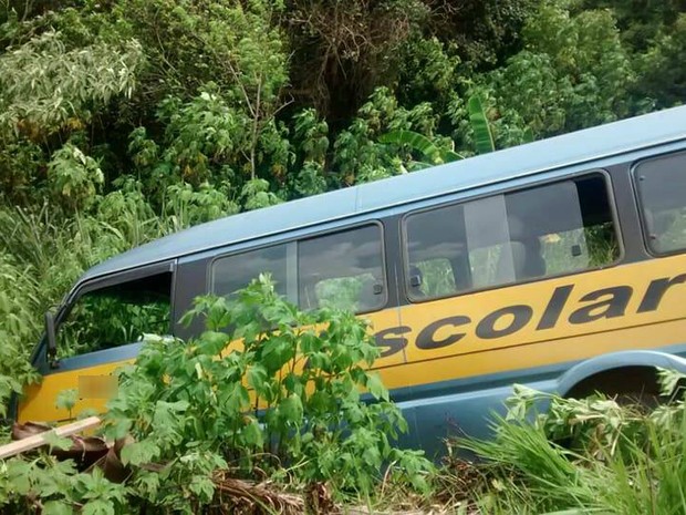Passageiros que estavam na van escolar sofreram ferimentos leves (Foto: Portal Cambé/Divulgação)