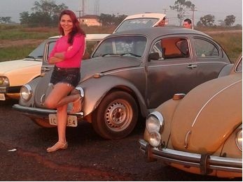 Pâmela diz que Fusca cinza é o seu xodó (Foto: Arquivo pessoal/ Pâmela Feitosa)