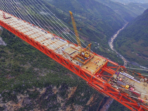 A ponte de Beipanjiang, que vai ligar as províncias de Guizhou e Yunnan durante a etapa final de sua construção, no sábado (10) (Foto: STR/AFP)