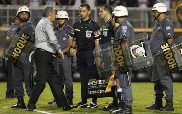 Tite com árbitro Carlos Amarilla (Foto: Daniel Augusto Jr / Agência Corinthians)