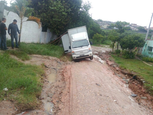 Caminhão caiu em vala do Jardim Paraíso na manhã desta quinta-feira em Jacareí (Foto: Ailton José Oliveira/Vanguarda Repórter)