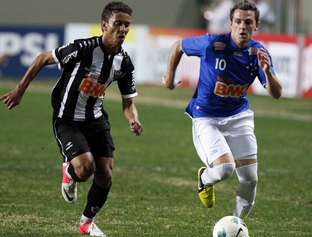 Marcos Rocha, do Atlético-MG, e Montillo, do Cruzeiro (Foto: Washington Alves/VIPCOMM)