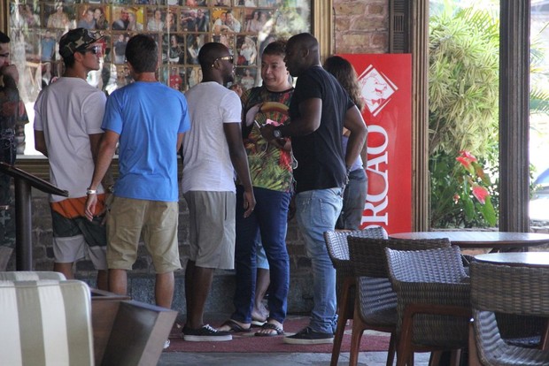 Gabriel Medina almoça com Thiaguinho, Rafael Zulu e David Brazil  (Foto: Rodrigo dos Anjos/AgNews)